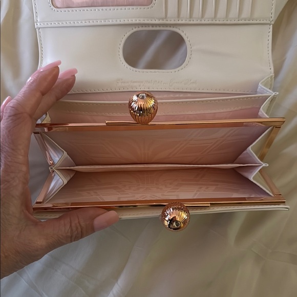 Elegant Floral Clutch in White and Red - Picture 5 of 6